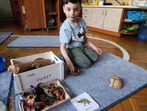 Samodzielność i rozwój – praca z materiałem Montessori