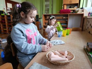 Codzienna praca z pomocami Montessori
