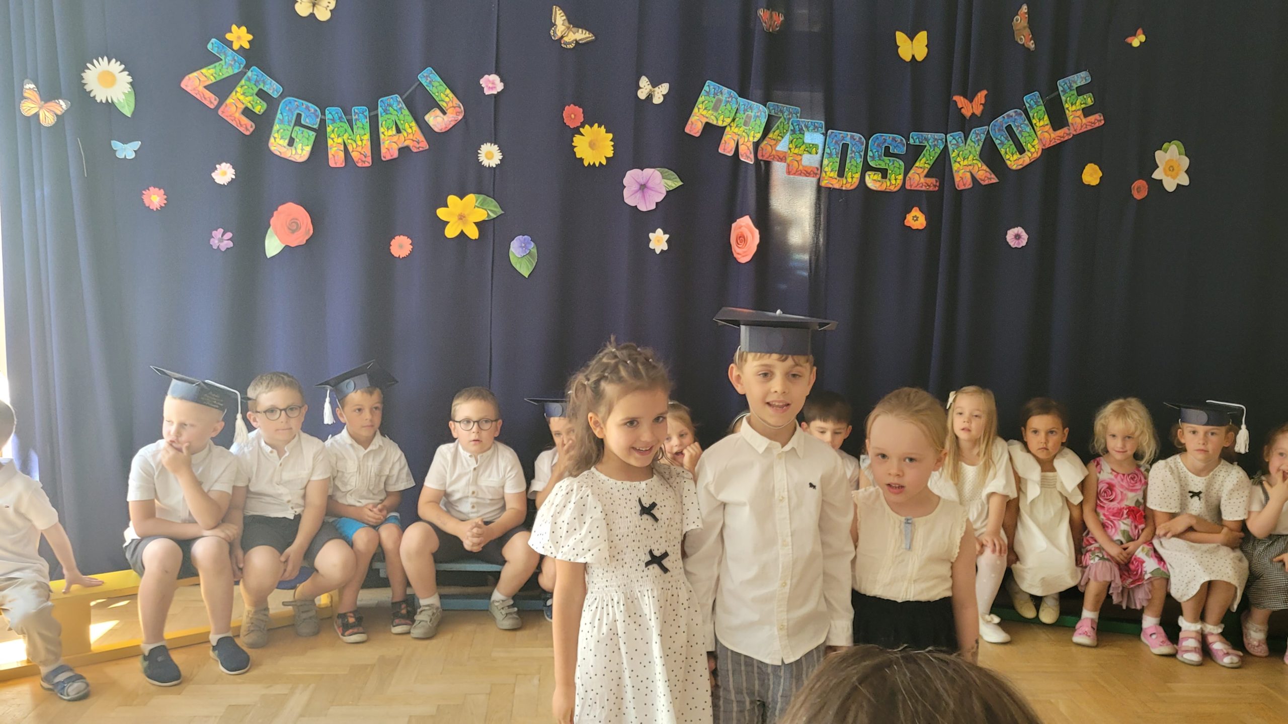 Uroczystość zakończenia roku połączona z Dniem Mamy i Taty w grupie VII