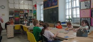 Dzieci na zajęciach w galerii