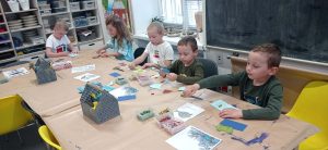 Dzieci tworzą prace plastyczne