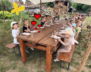 Dzieciom smakuje kiełbaska na pikniku