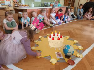 Lilianka rozkłada urodzinowe słoneczko