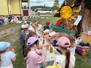 Mali artyści malują figurki gipsowe