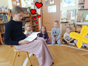Nasza absolwentka Gabrysia czyta dzieciom książkę