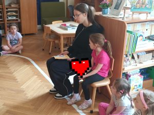 Nela słucha uważnie