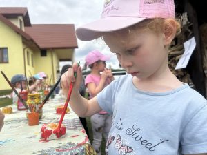 Sara maluje figurkę z gipsu