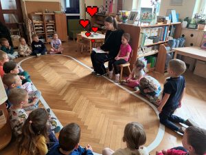 Siostra Neli czyta dzieciom książkę