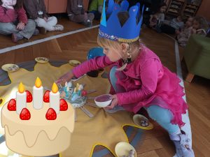 Wiktoria dekoruje tort urodzinowy