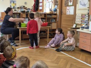Dzieci cierpliwie czekają na swoją kolej
