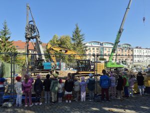 Dzieci oglądają plac budowy