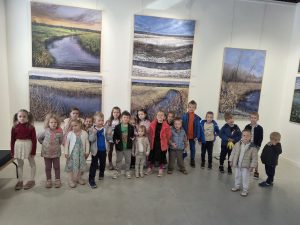 Dzieci oglądały w galerii piękne, kolorowe obrazy
