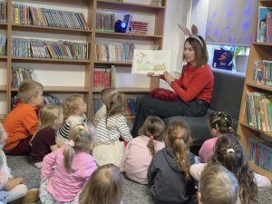 Dzieci słuchają z wielką uwagą