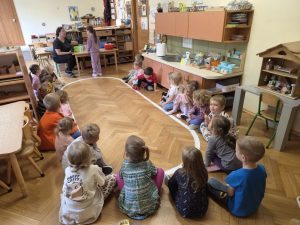Dzieci z owoców i warzyw robią pyszne soki