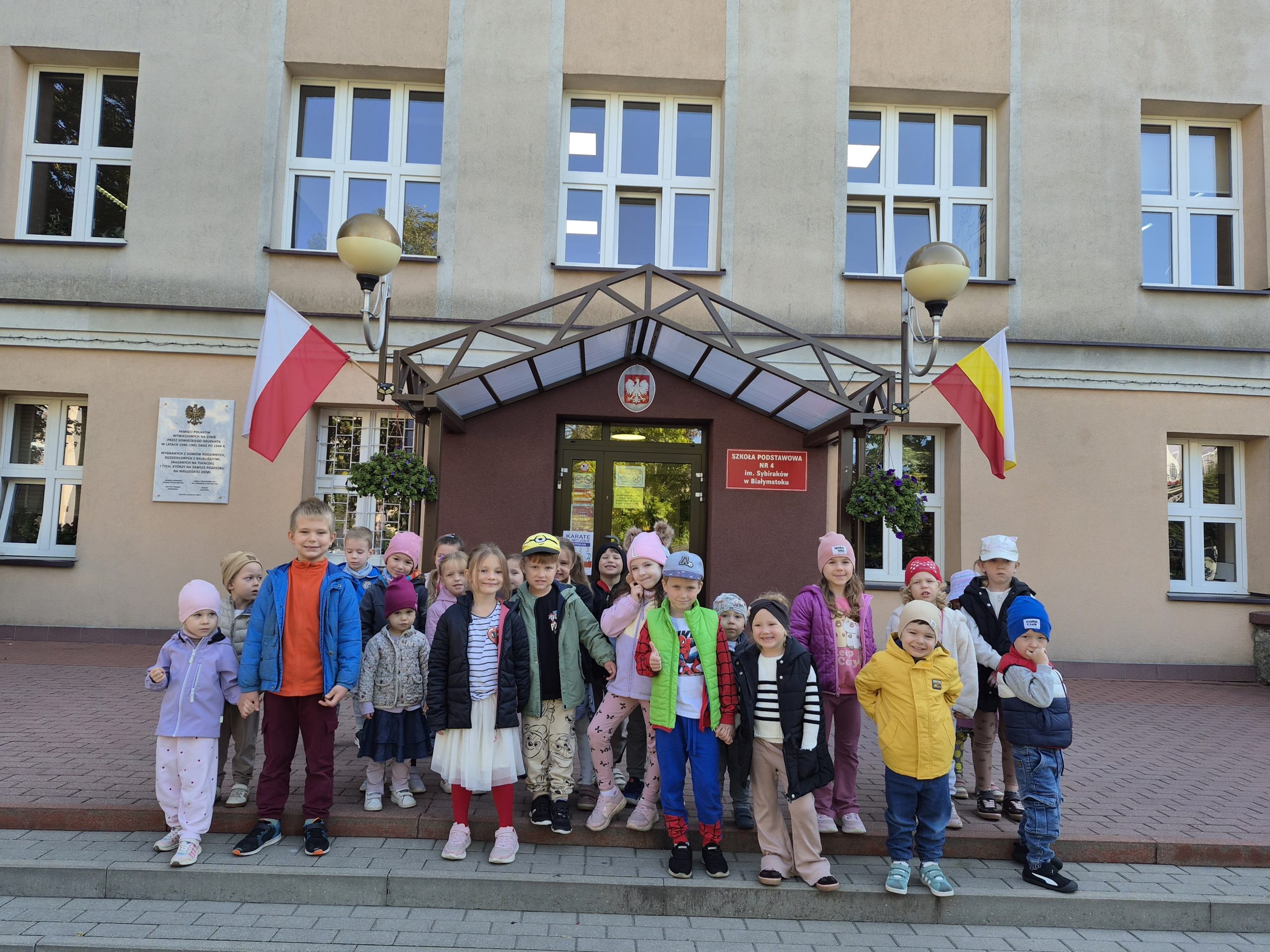 Wizyta dzieci w szkolnej bibliotece