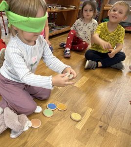 dobieramy dotykiem w pary kółeczka o róznych powierzchniach