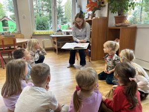 mama Floriana czyta dzieciom baśń