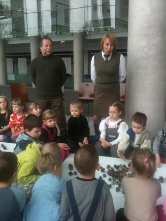 Dzieci z naszego przedszkola wykonywały ozdoby i ubierały choinkę w Operze i Filharmonii Podlaskiej
