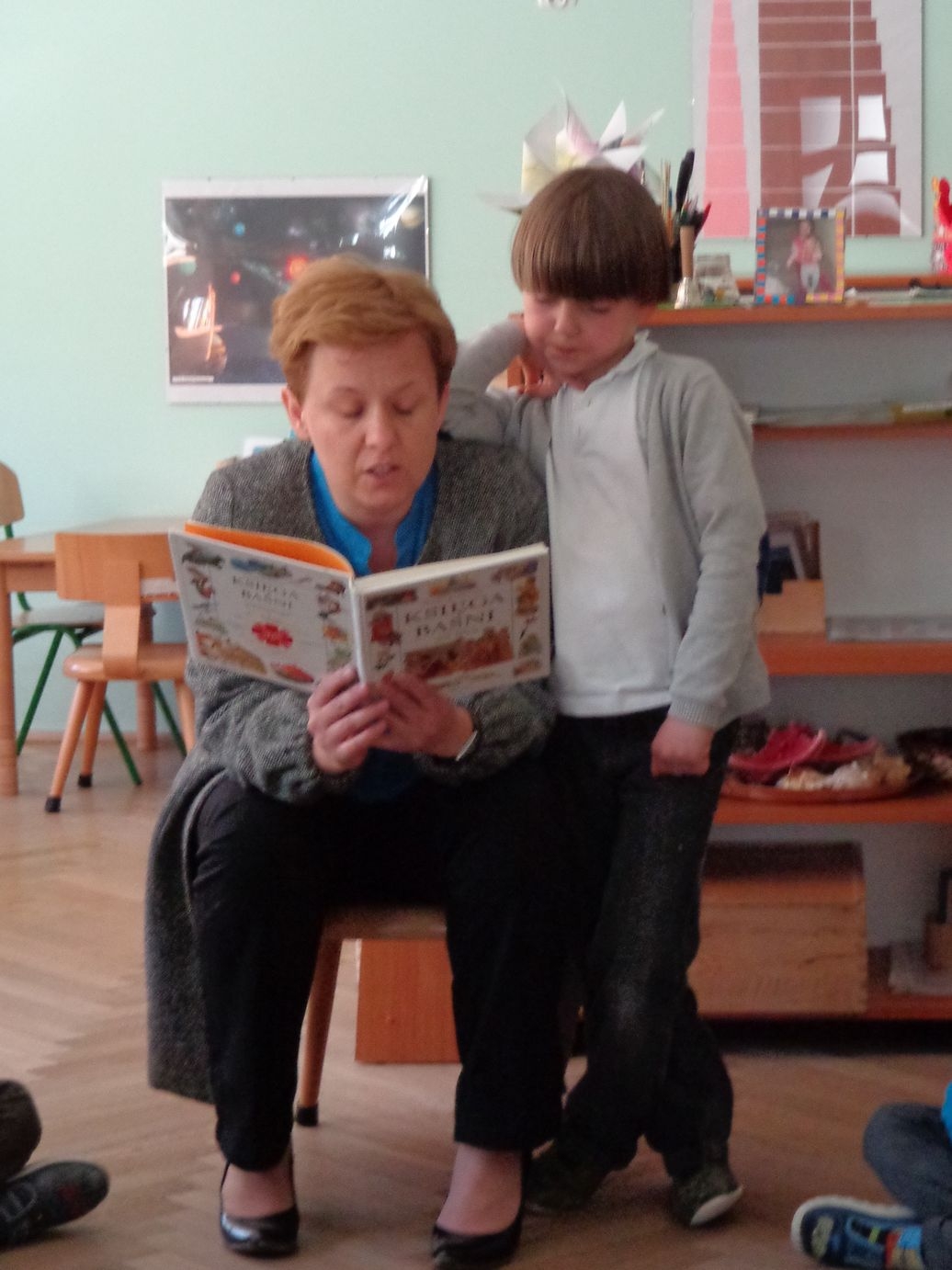 Mama Tymka czyta dzieciom grupa V