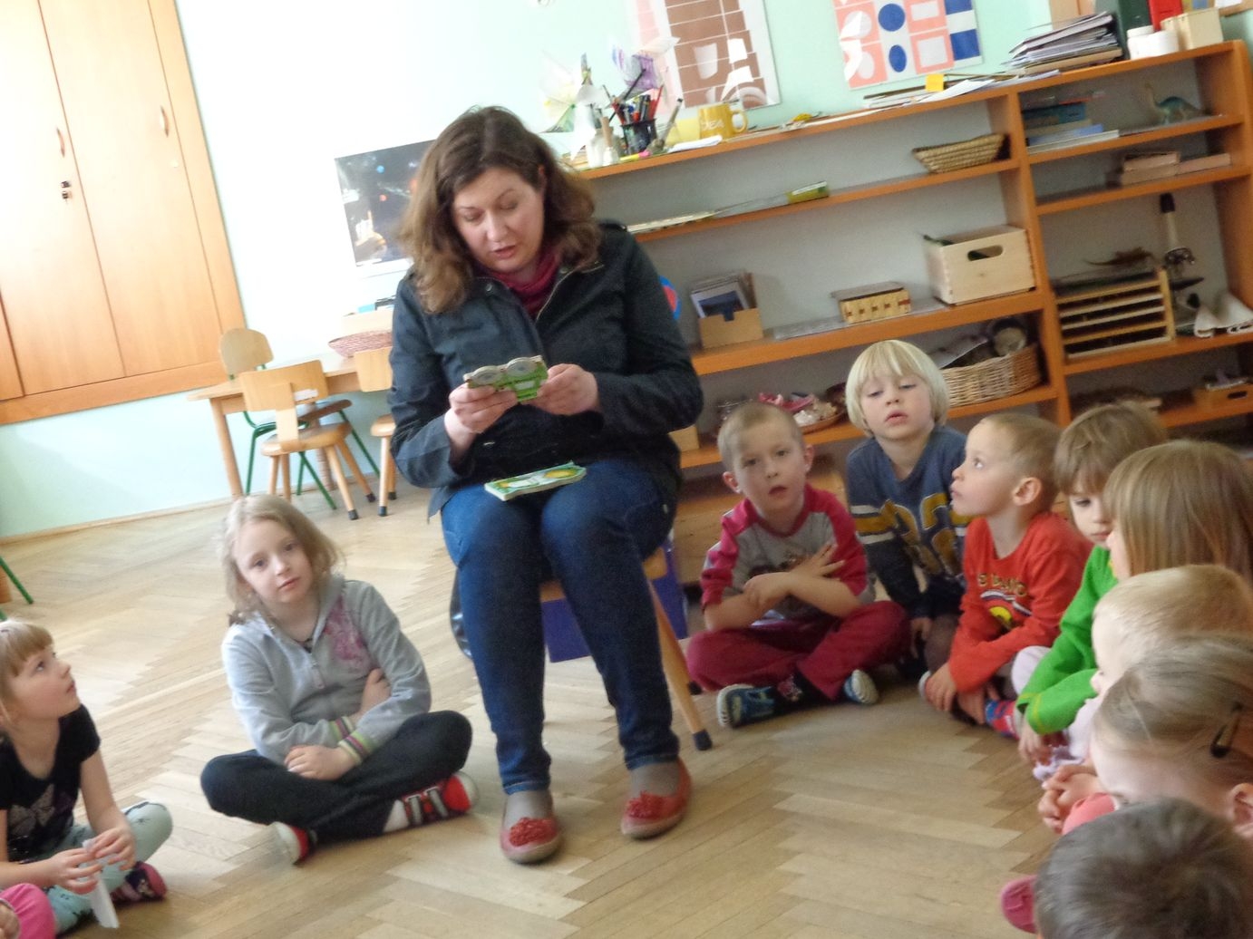 Mama Krzysia czyta dzieciom grupa V
