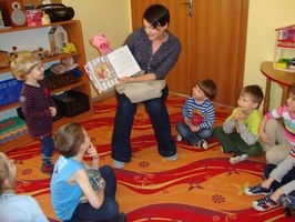 Nasza grupa na zajęciach „Cała Polska czyta dzieciom” – nasze mamy też