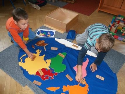 Dzieci z grupy III pracują z materiałem rozwojowym M. Montessori