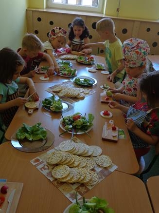 Dzieci z grupy V przygotowują kanapki