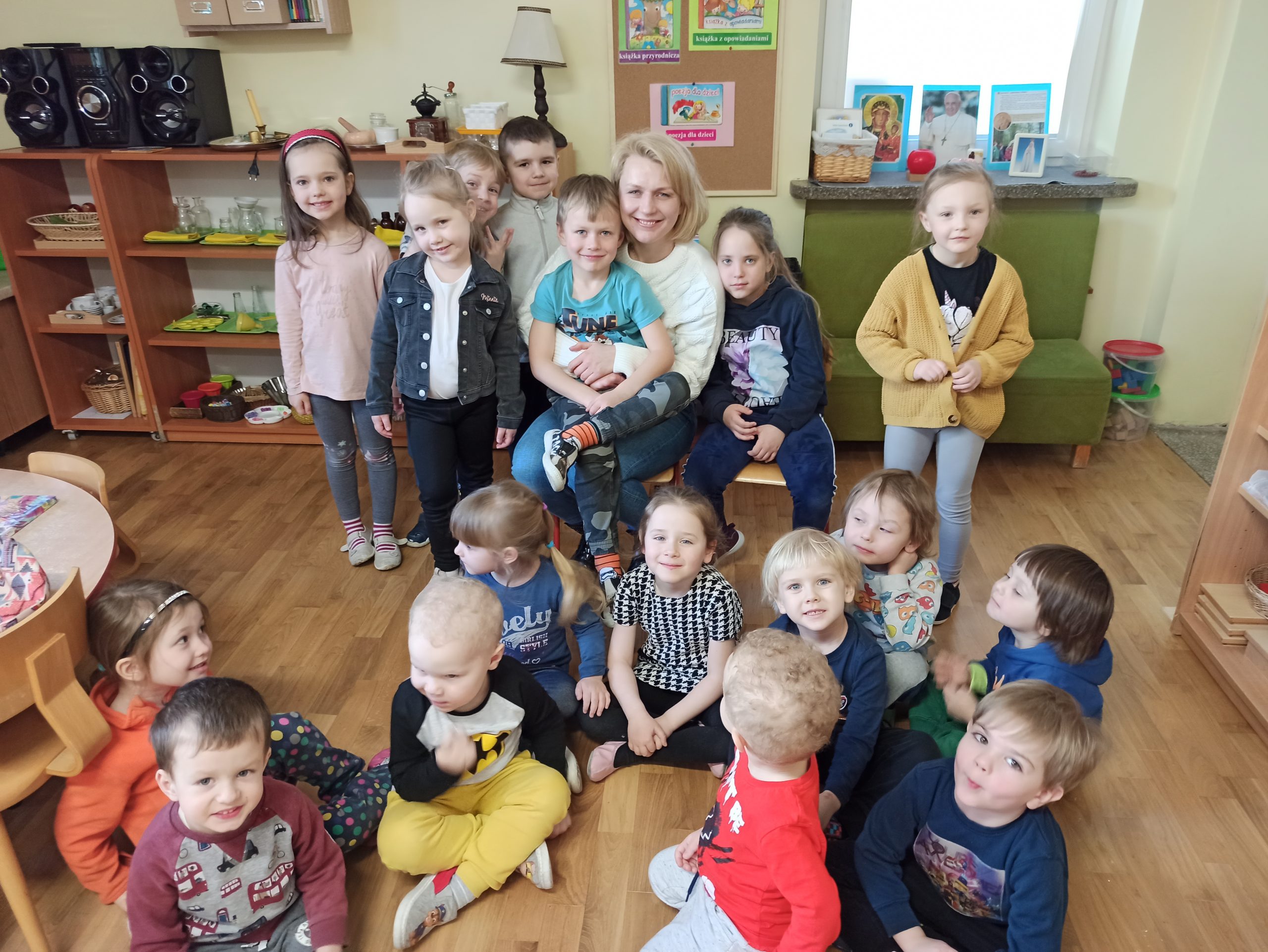 Mama Kajetana czyta dzieciom – grupa VII